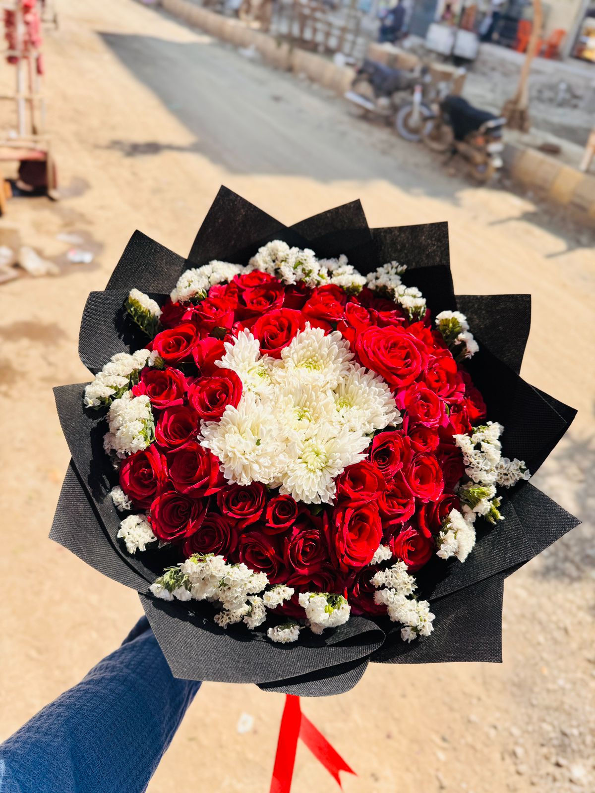 Best Flower Delivery in Faisalabad with Same-Day Roses and Gift Combos